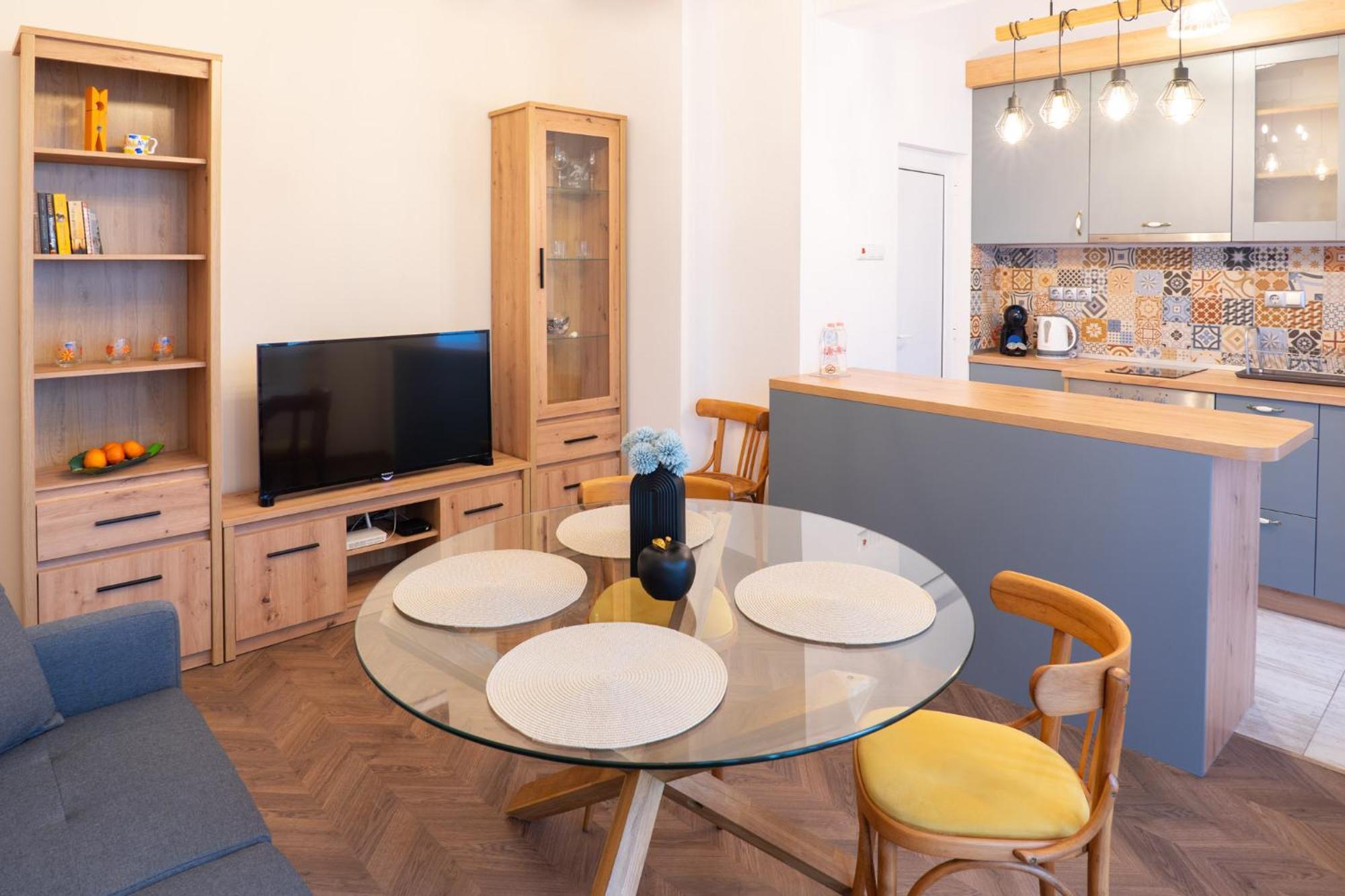 Apartment Seaside Estate - Cozy And Romantic - Public Parking Nearby *
